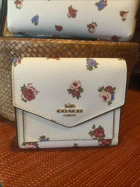 Coach Floral Print Bi-Fold Women's Wallet Ivory Vintage Rose